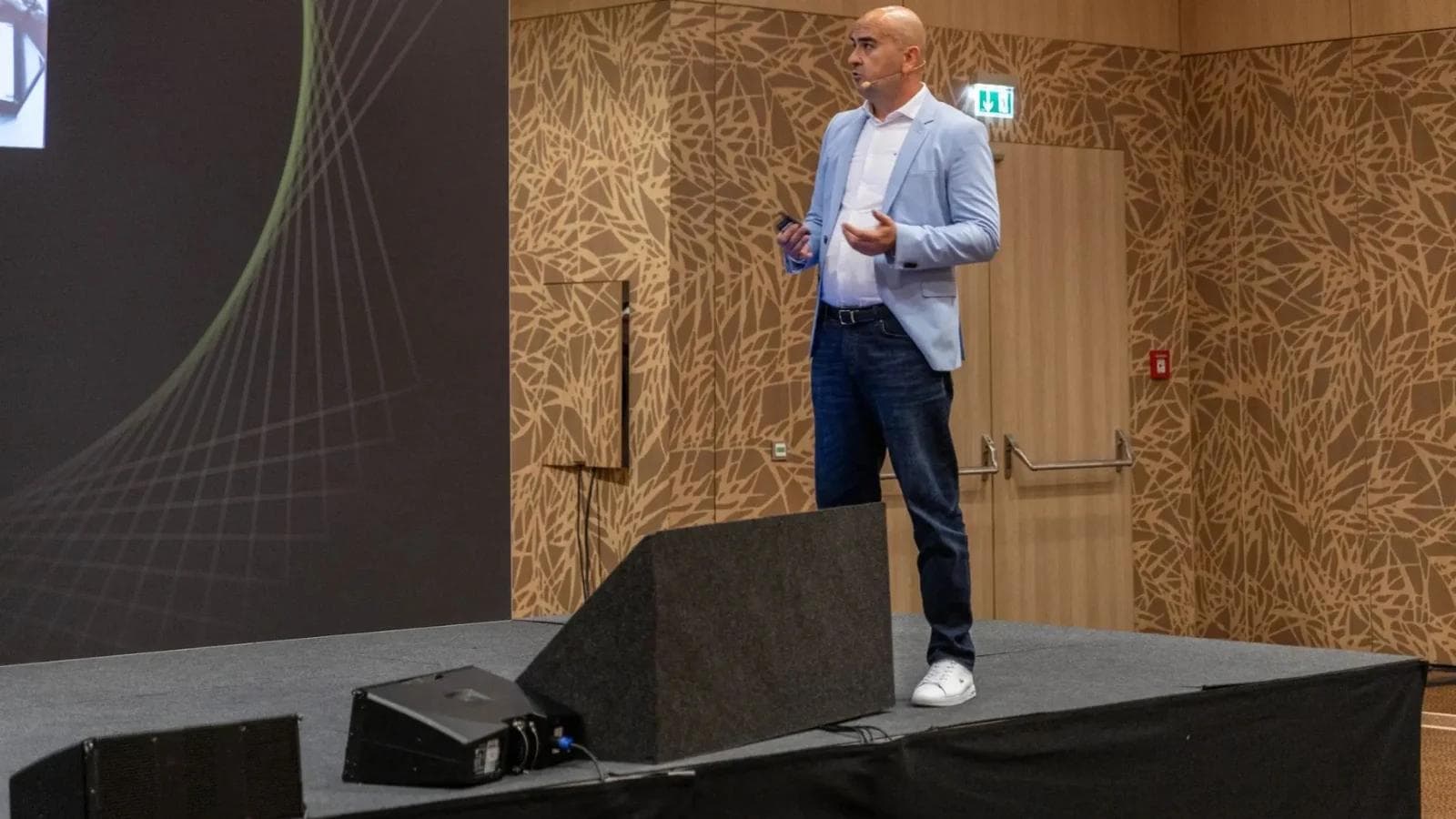 Miljenko Vuković holding a seminar at DSC DACH in Vienna.