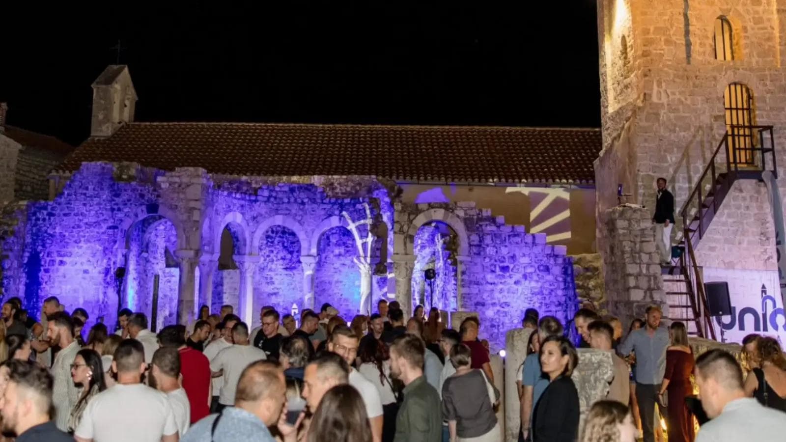 People mingling in an outdoors conference event at the island of Rab.