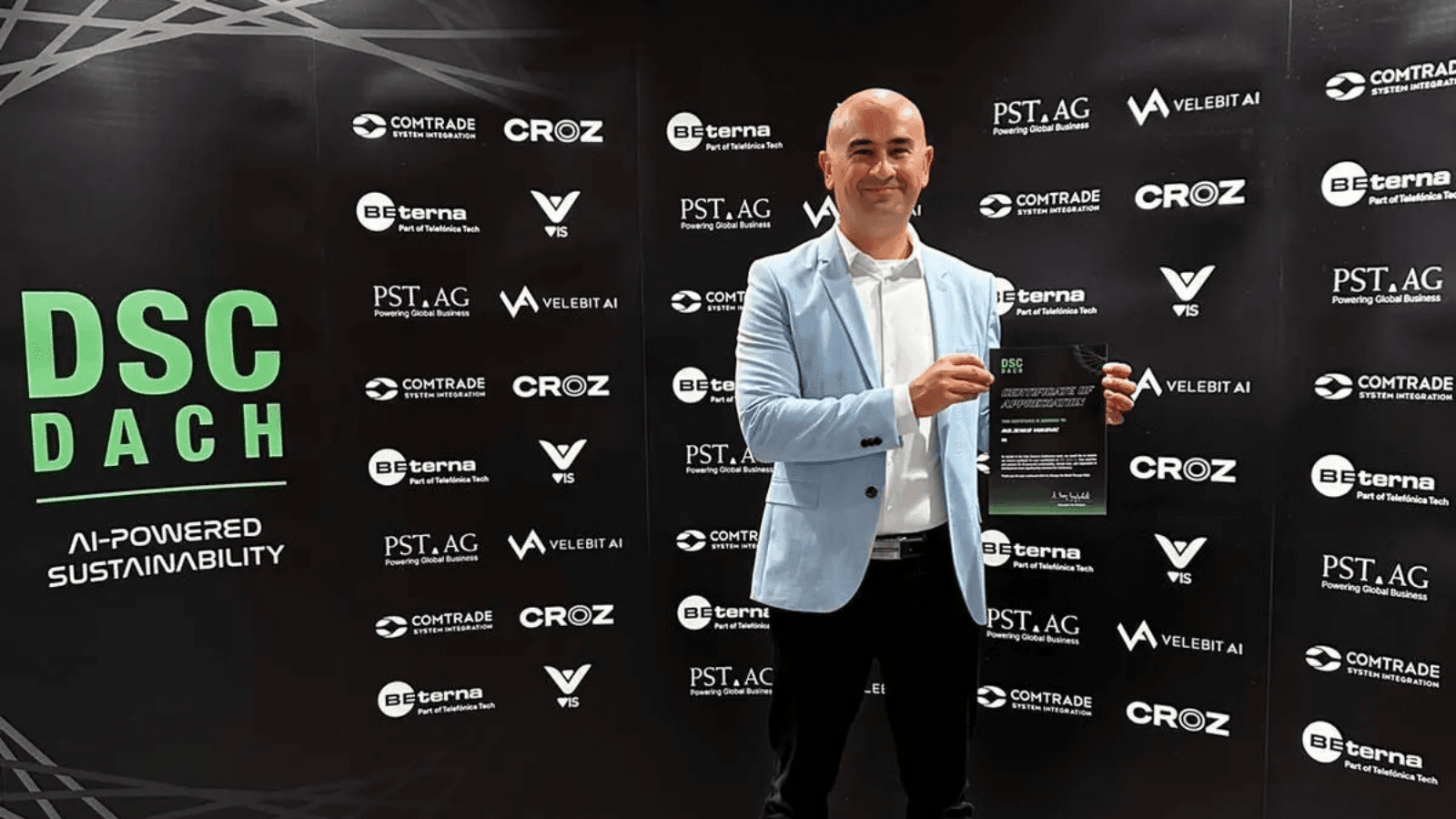 Miljenko Vuković holding a certificate at DSC DACH Vienna.